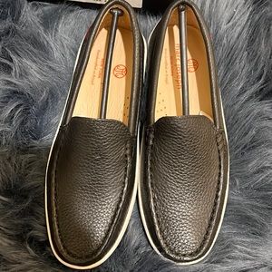 New in box size 2.5 boys black loafers
